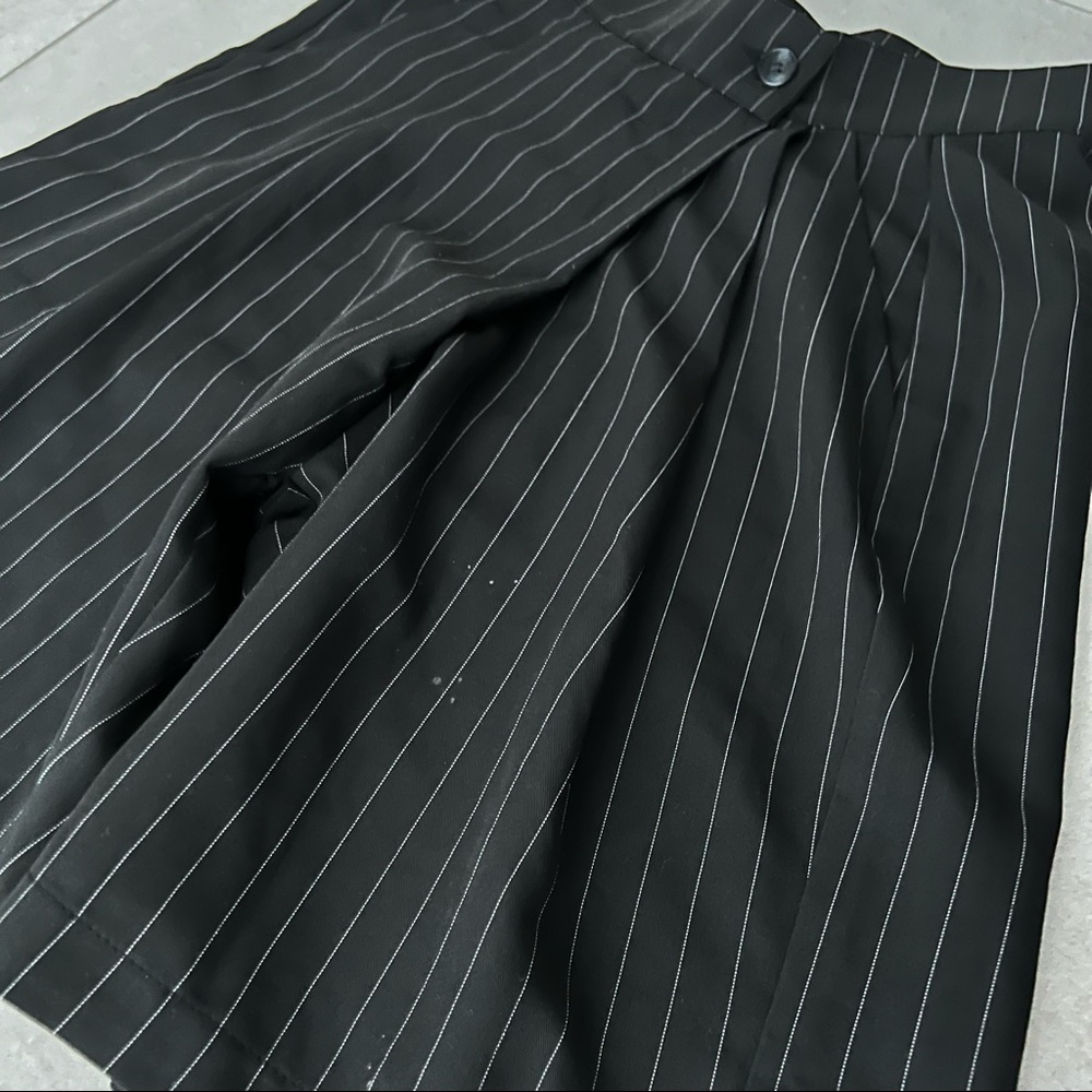 STORETS PINSTRIPE CAPRI SHORTS - Picture 6 of 7